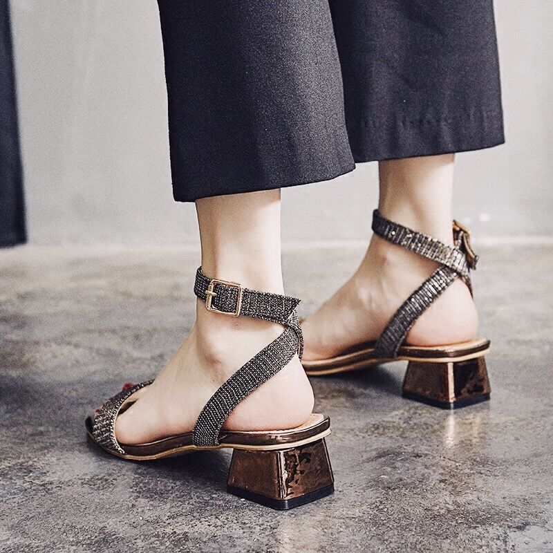 纤细的玉足让人挪不开眼，加上优雅高跟鞋，助你脚更美