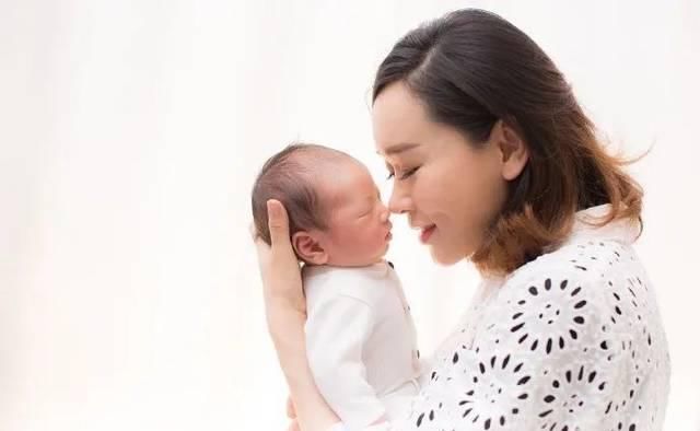  [儿子]杨思琦带儿子拍写真，合照未见爸爸出镜，香港网友：孩子太可怜了