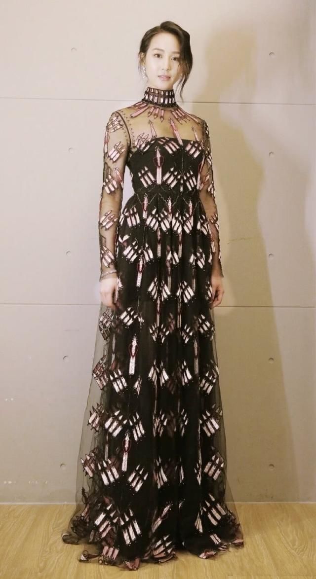 张钧甯厉害呀！仅仅一条裙子就有35个金属环，网友：不嫌磕得慌吗