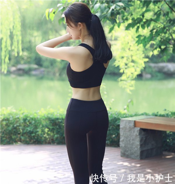 街拍小姐姐穿打底裤出别具一格的魅力，尽显柔美女人味！