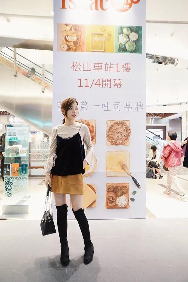 别小看这一件简单的细肩背心，靠它就有各种不一样的百变造型