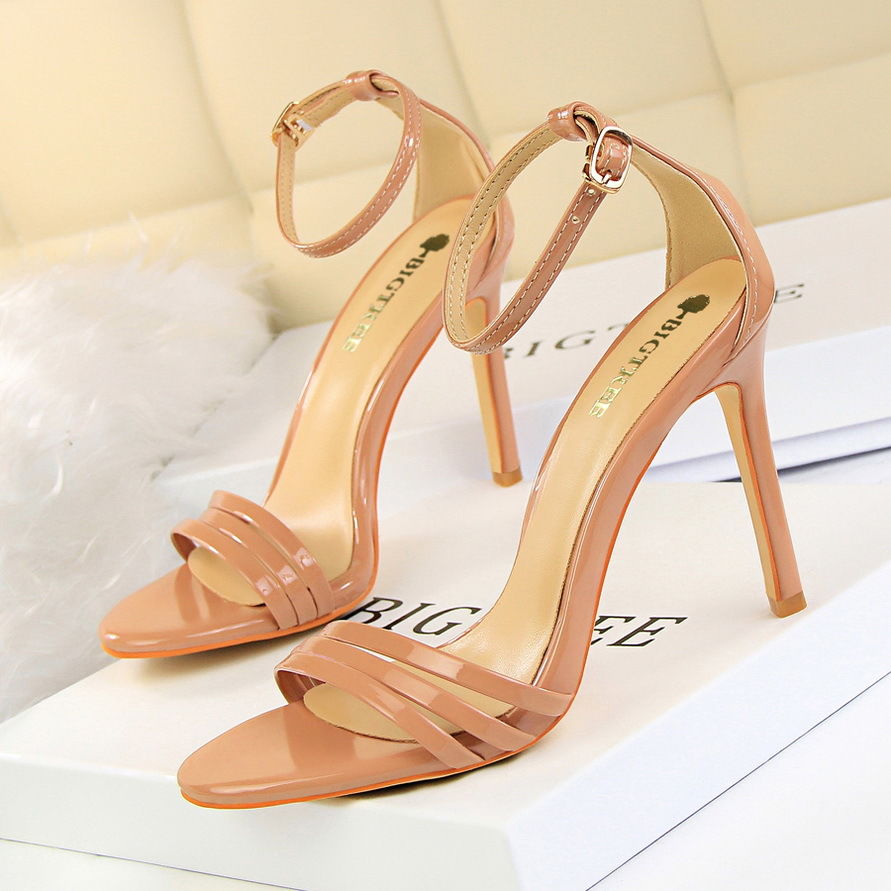 大街上女人穿这的凉鞋，优雅高挑显双脚白皙，真好看