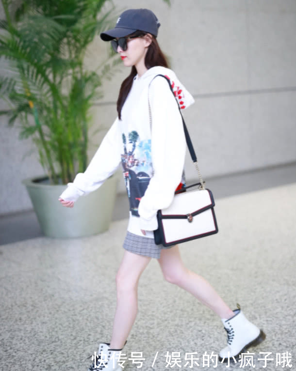 唐嫣减肥用力过度了,穿短裙亮相,腿瘦得像火柴看不下去!