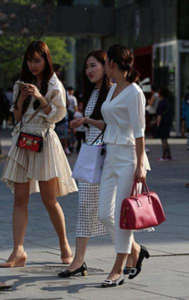 街拍: 三个闺蜜一起逛街, 纯白色的美女才是完美, 不是吗?