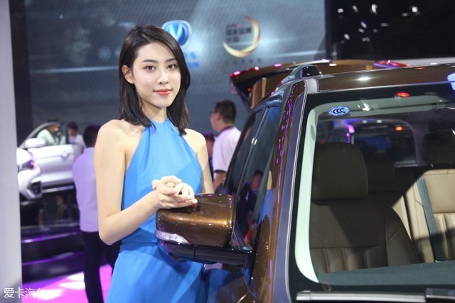 看2018成都国际车展各家美女争相斗艳