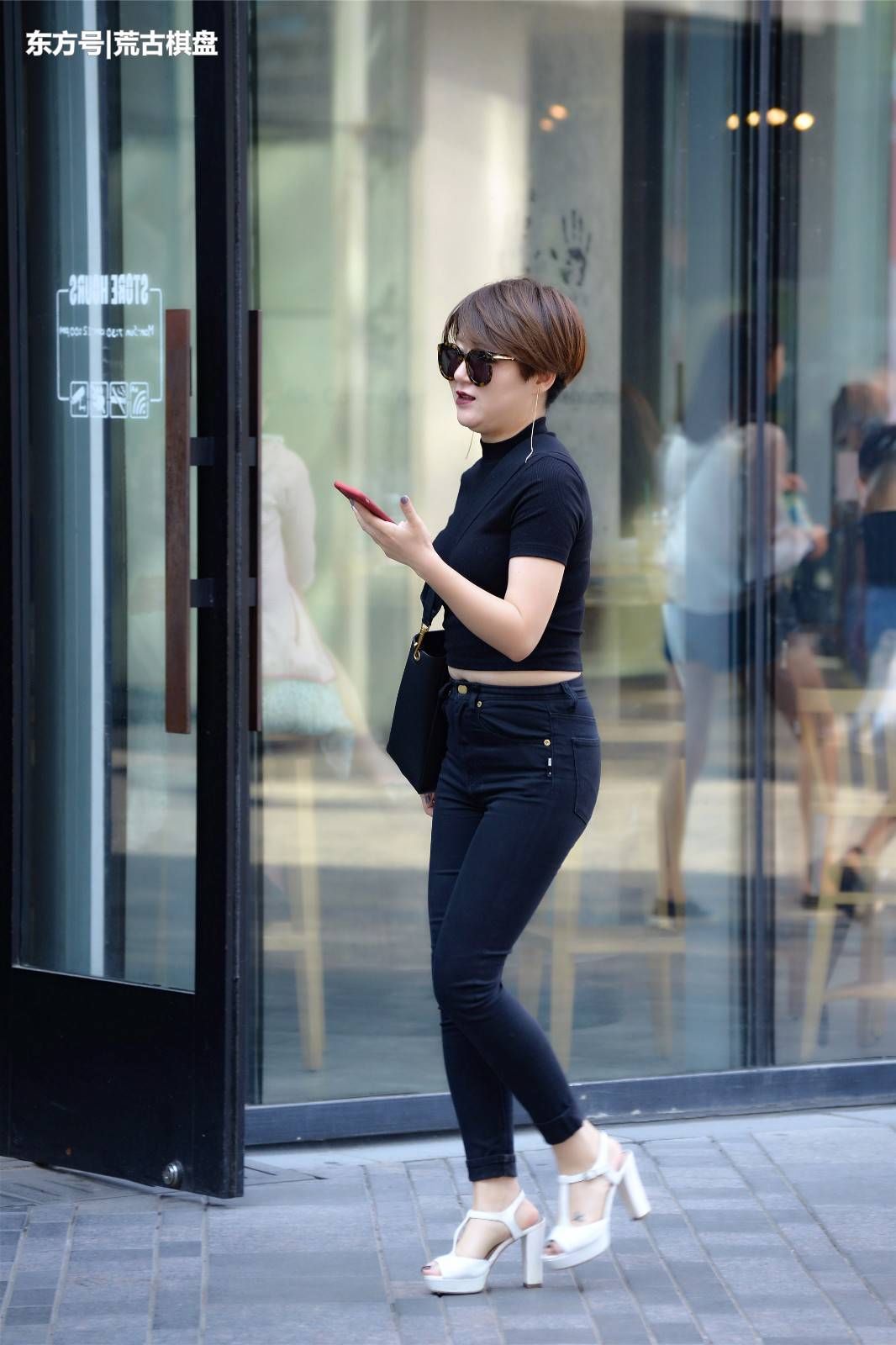 看了这位姑娘穿着紧身牛仔裤，才发现原来牛仔裤也这样显身材