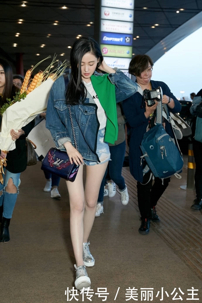 张天爱厉害了！牛仔裤里面还缝了条“短裤”好奇怎么穿进去的？