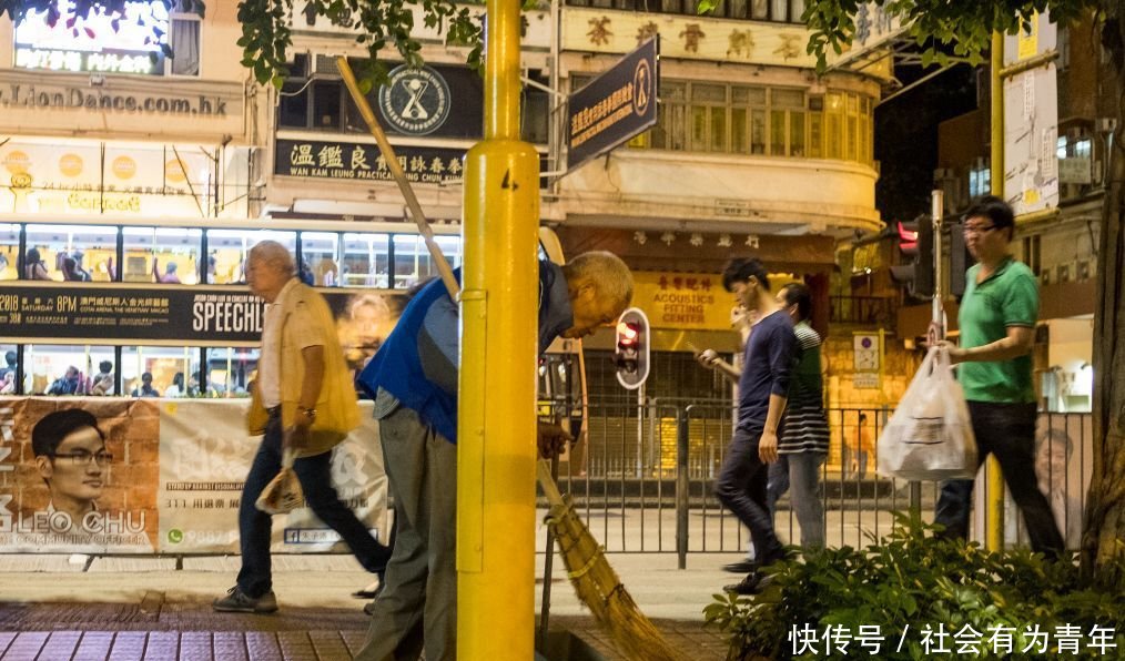  「夜晚」实拍香港的夜晚 年轻人满脸麻木, 七八十岁的老人仍在为
