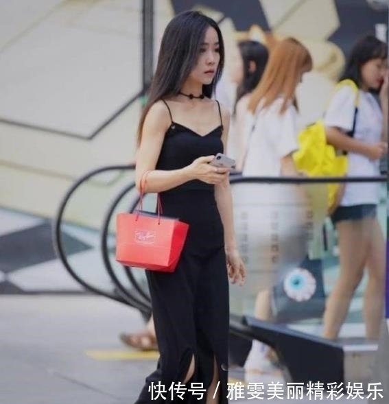 【美女】街拍美女:穿着时尚的小姐姐逛街,身材苗条,休闲大方!