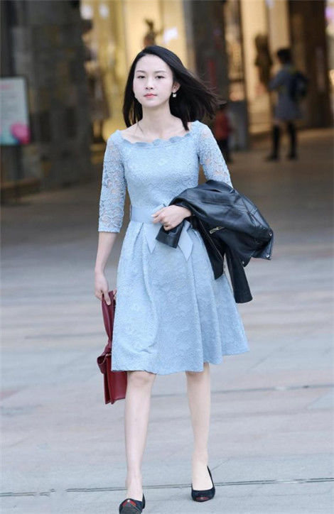  「街头」街拍：美女白色的套装，肤白貌美，街头女神