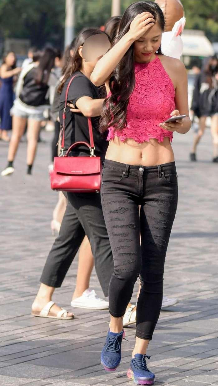 气质小姐姐黑色紧身牛仔裤大秀马甲线, 手捂额头尽显成熟女人味儿