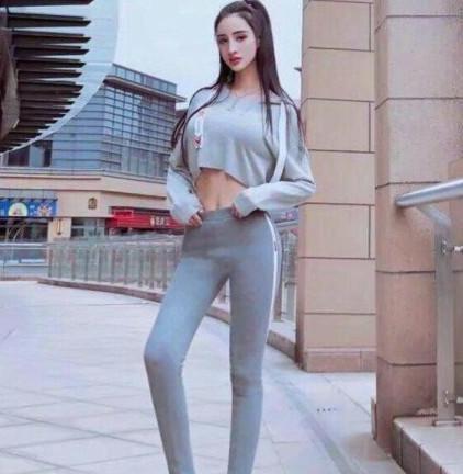 敢穿白色打底裤的小姐姐，真是需要很大的自信！