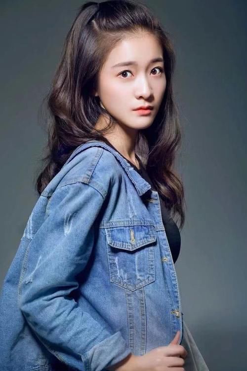  扎苹果头@“丸子头”已失宠！现在流行男女通吃的“苹果头”，减龄显脸小