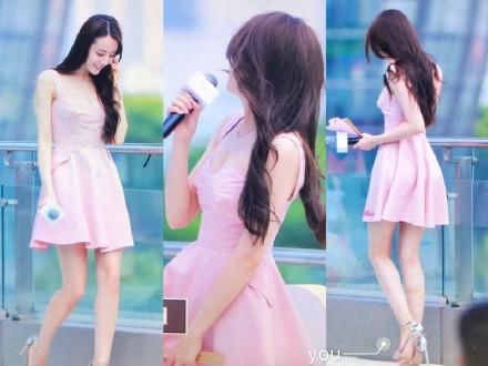 29岁baby和26岁热巴同穿小粉裙,是不是真的女神脸,一目了然!