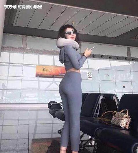 路人街拍：小姐姐身材高挑，穿着修身打底裤，性感十足！