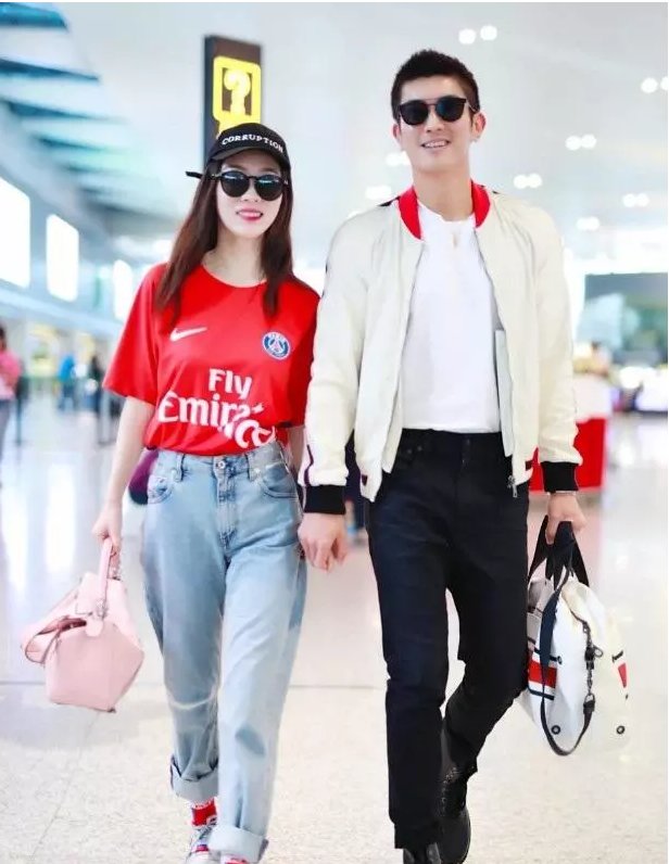 霍思燕和丈夫现身机场，一双“牙签腿”非常吸睛，这有80斤吗?