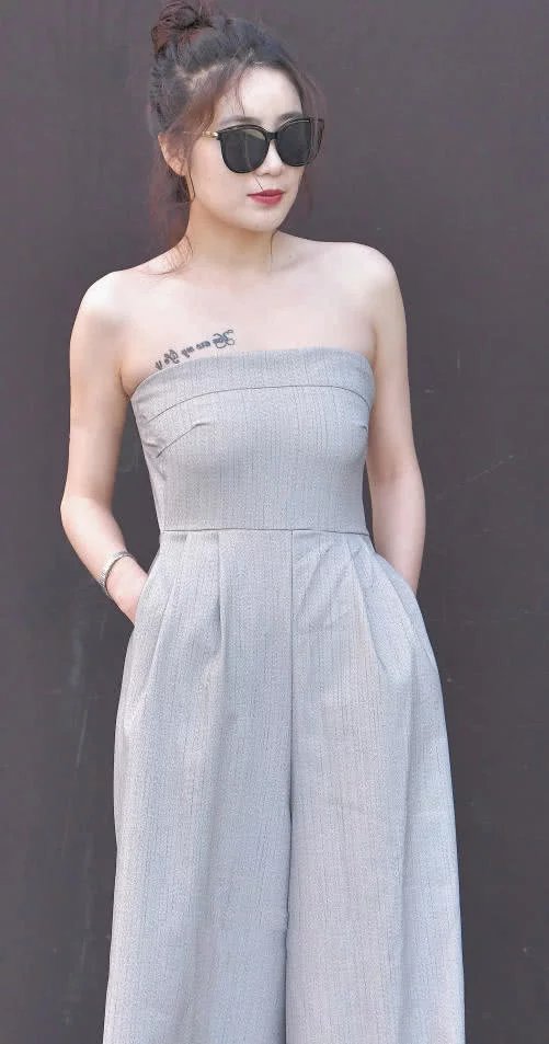 婴儿肥小姐姐束胸连衣裙勒的喘不过气,肥而不腻,回眸一笑迷倒一