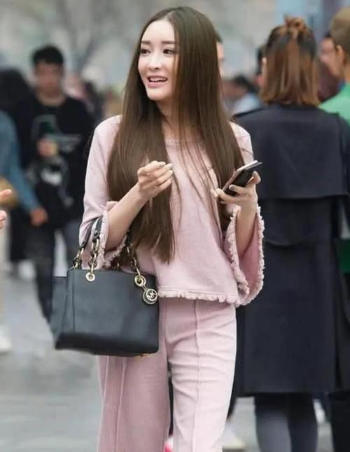  「气质」街拍：身材高挑的美女，一件黑色连衣裙外搭白色外套，唯美气质