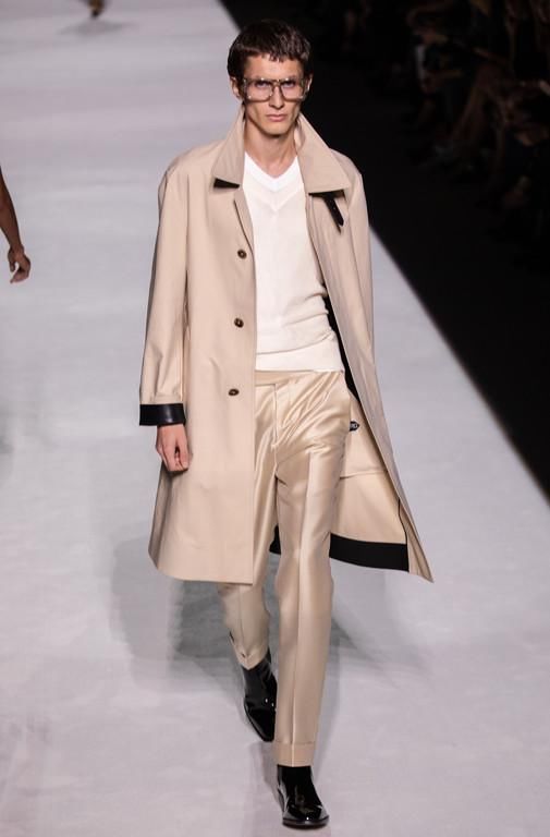 纽约时装周：张钧甯意外秀水蛇腰 景甜、孟美岐、何穗坐第一排