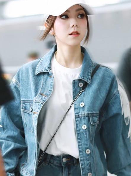 邓紫棋瘦出新高度, 穿牛仔短裤腿长一米八, 无修图照样惊艳!