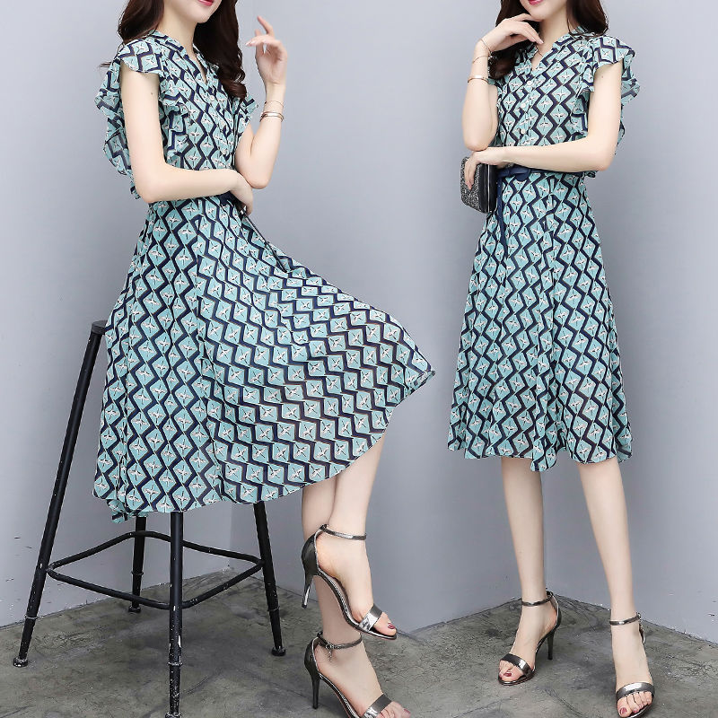 赶紧一饱眼福!丰满女人穿这样的素雅裙，堪称完美，性感又迷人