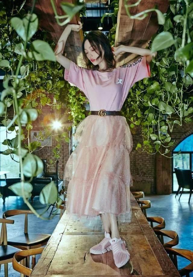 张韶涵真大胆！穿开叉旗袍还当众做这样动作 网友：这尺寸太开放