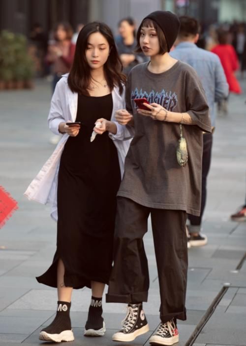  再合适不过：悄悄告诉你：匡威要像她们这样搭才最“潮”，你get到了吗？