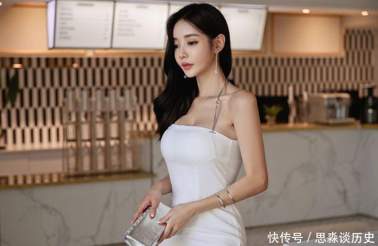  美女|靓丽的白色紧身裙美女，打造完美的曼妙优雅身段！