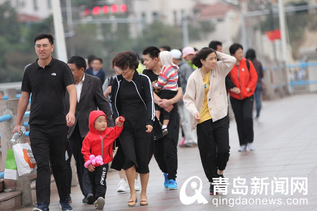 冷空气 9级大风驾到！游人兴致满满，顶风冒雨游栈桥