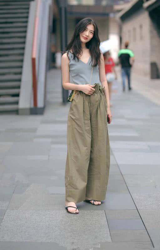 坐在地上的小姐姐，为了凉快也不能这样啊