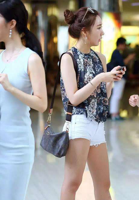 街拍美女：小姐姐优雅甜美的气质，潮流时尚的穿搭让人羡慕
