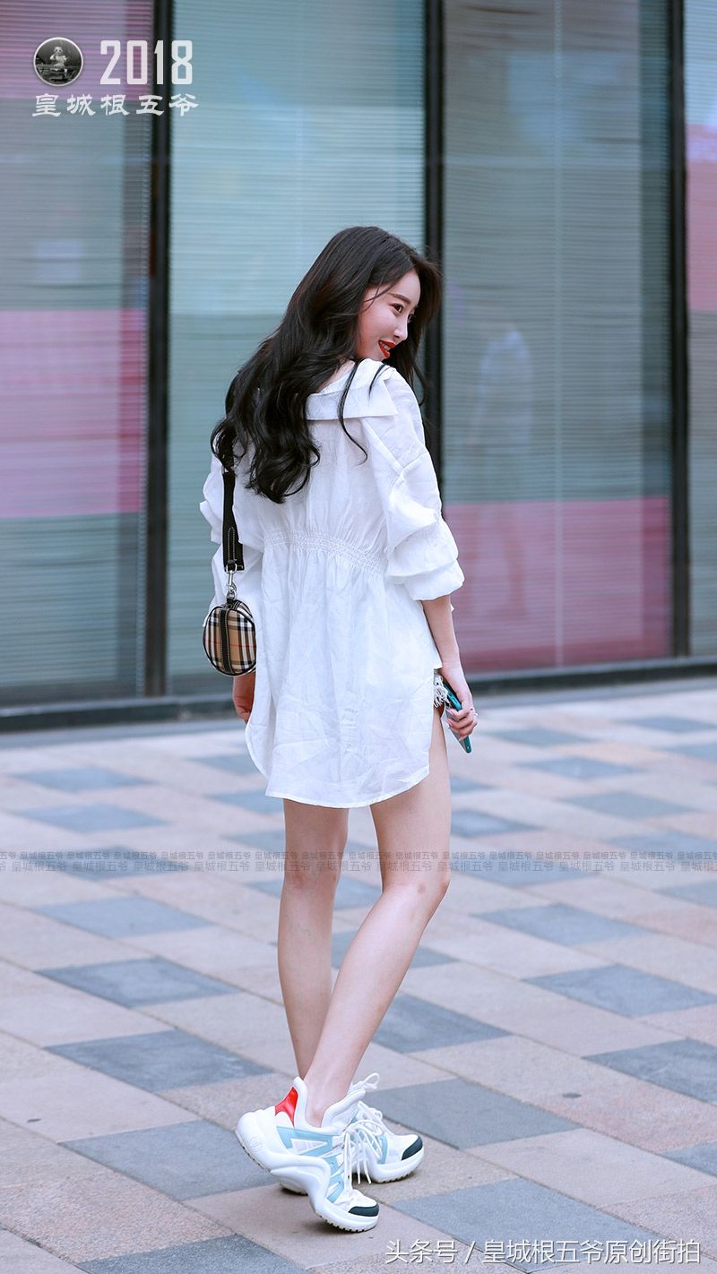 街拍:想要穿的时髦漂亮又有气质，连衣裙是一个不错的选择