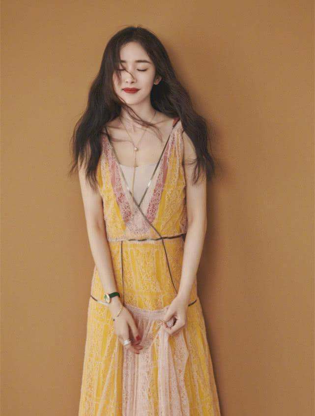 显老的波点裙被杨幂穿出高级感, 凭她的模样, 说她23岁我也信