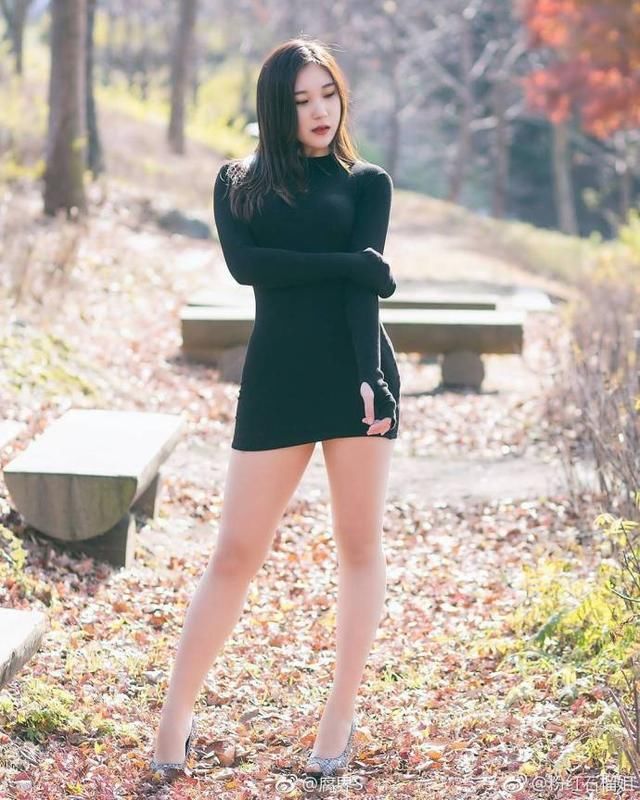 户外小姐姐纯黑连衣裙的诱惑，好看还有味道，她美吗？