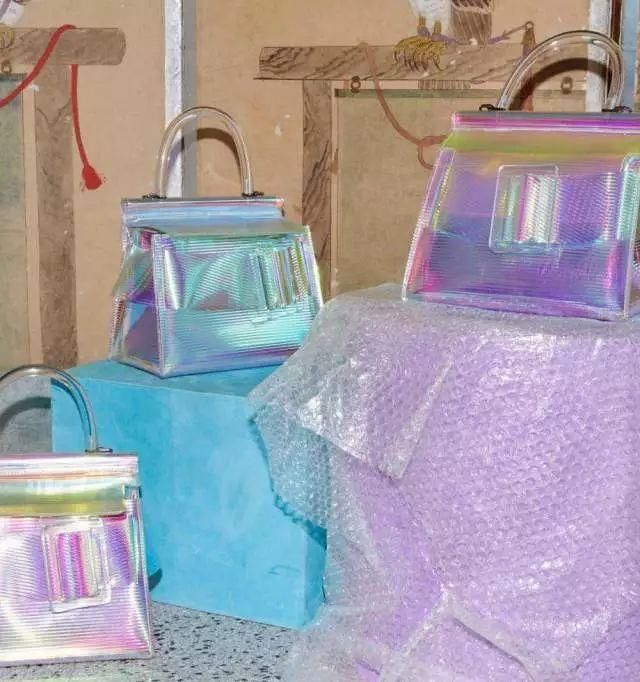 昨天的塑料袋你爱搭不理，今天的塑料袋只有时髦女孩看得起