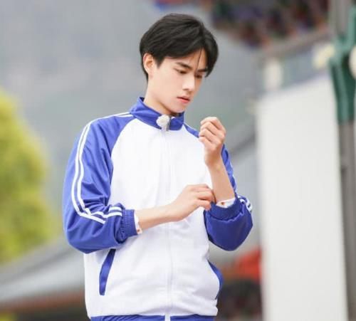 中分发型■男生别急着剪“寸头”,这3款发型也超帅气,时尚显活力