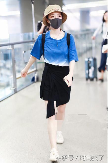 冯提莫终于开窍！裙子外系条外套就出来了，网友：谁还说她是1米5