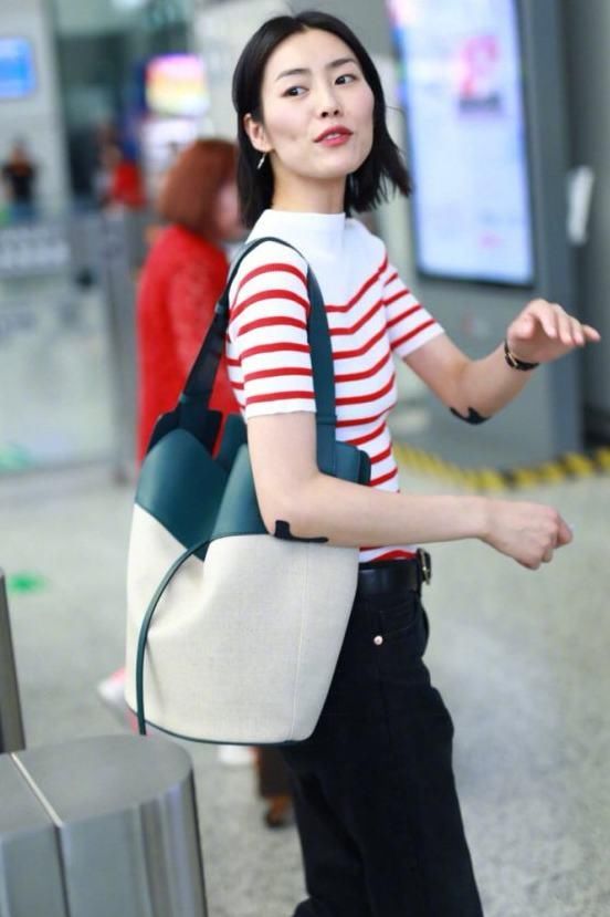 178刘雯齐肩短发现身机场,清新甜美,网友:笑起来被酒窝醉倒