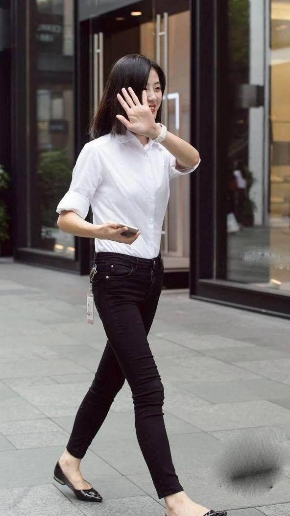 紧身裤行走时气场十足，妹子给人稳重成熟的魅力