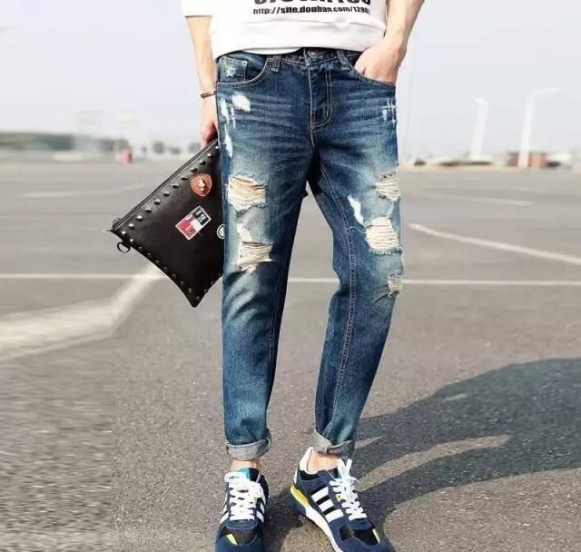  牛仔裤@春夏季男士破洞牛仔裤的穿搭注意事项，直男们GET起来！
