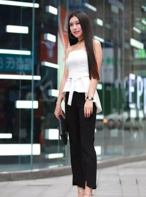  #气质#街拍：花枝招展的美女，一件白色上衣配黑色裤子，优雅气质迷人