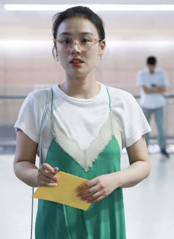 马思纯胆子真大，穿着吊带睡衣就出门了，网友:卖菜大妈?