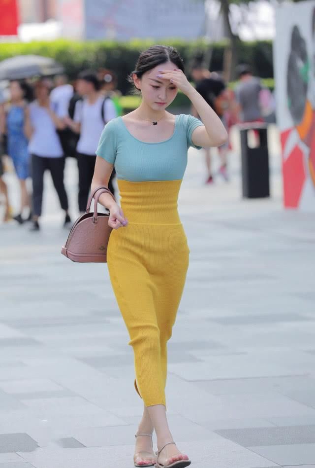 『撞色』时尚针织裙穿搭,鲜艳的撞色搭配,能让自己成为大街上最美的花朵
