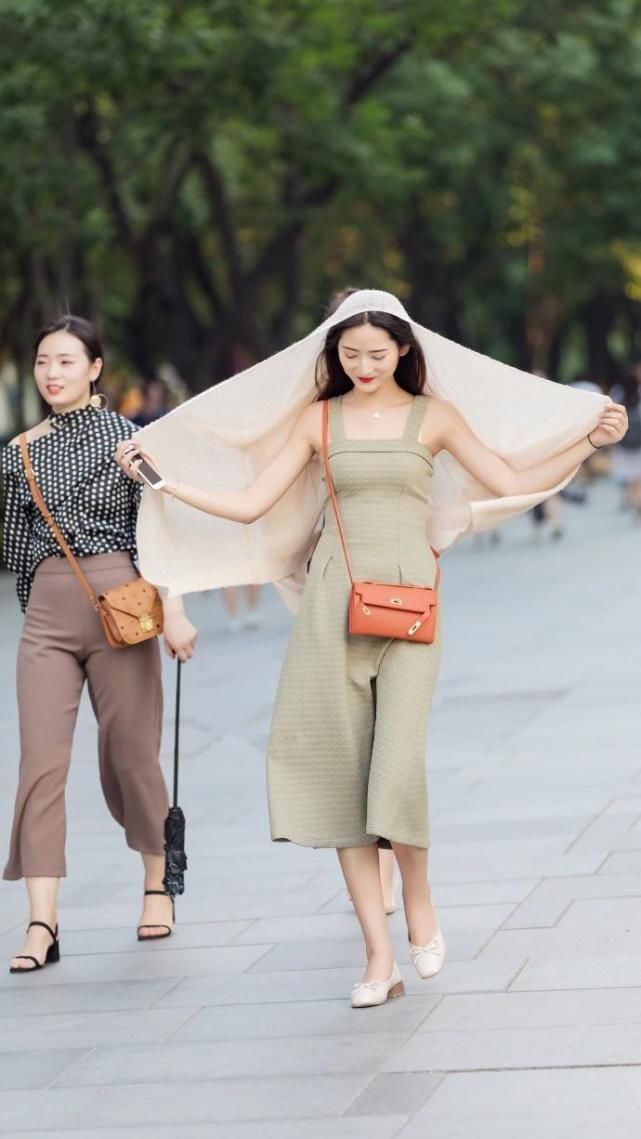 街拍:气质少妇，身材火辣，女人味十足