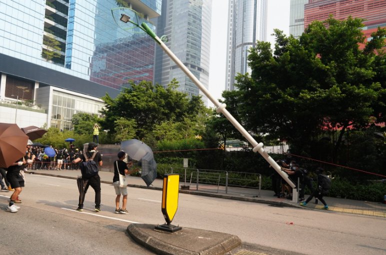 缺德！怀疑路灯能识别身份 香港黑衣人用电锯毁坏