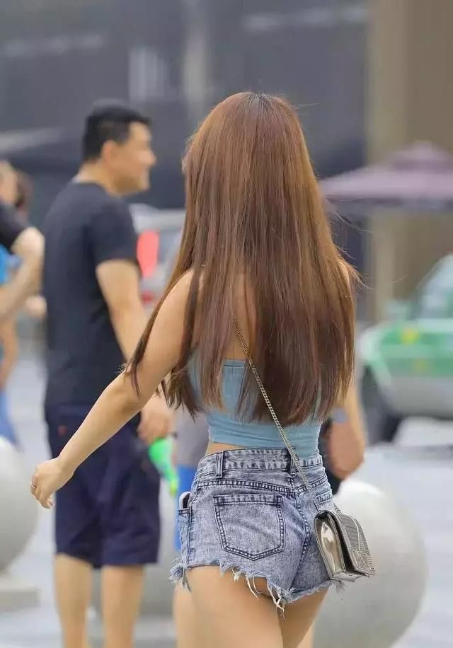 美女穿着三角牛仔超短裤逛街,网友:有亮点!