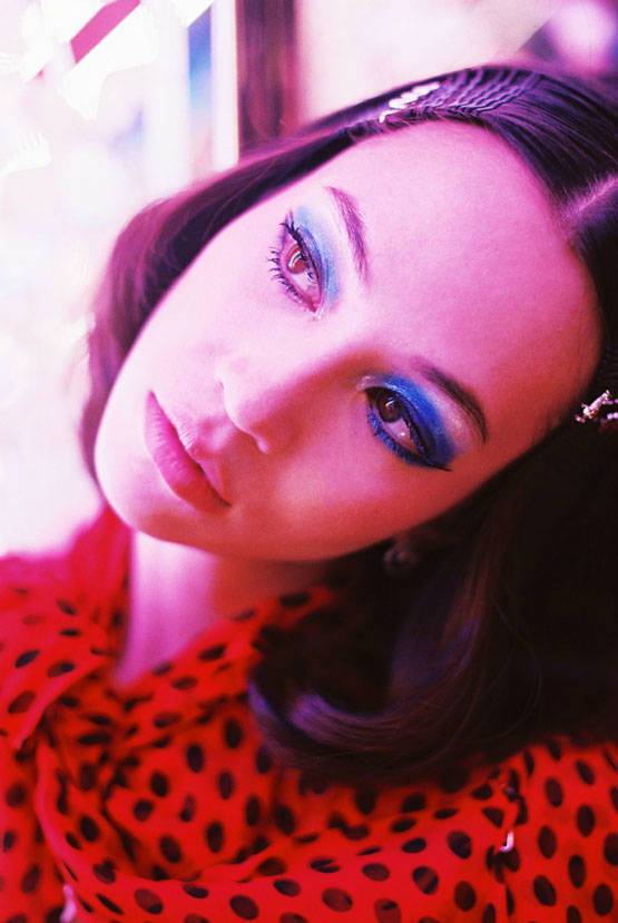 猫系少女水原希子＂孔雀妆＂ 混搭港式复古街头风