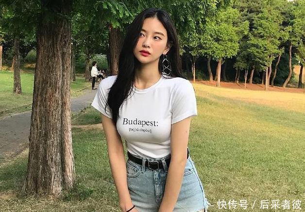 『 穿搭』长发飘飘，穿着简单时尚好看又知性，街拍：小姐姐