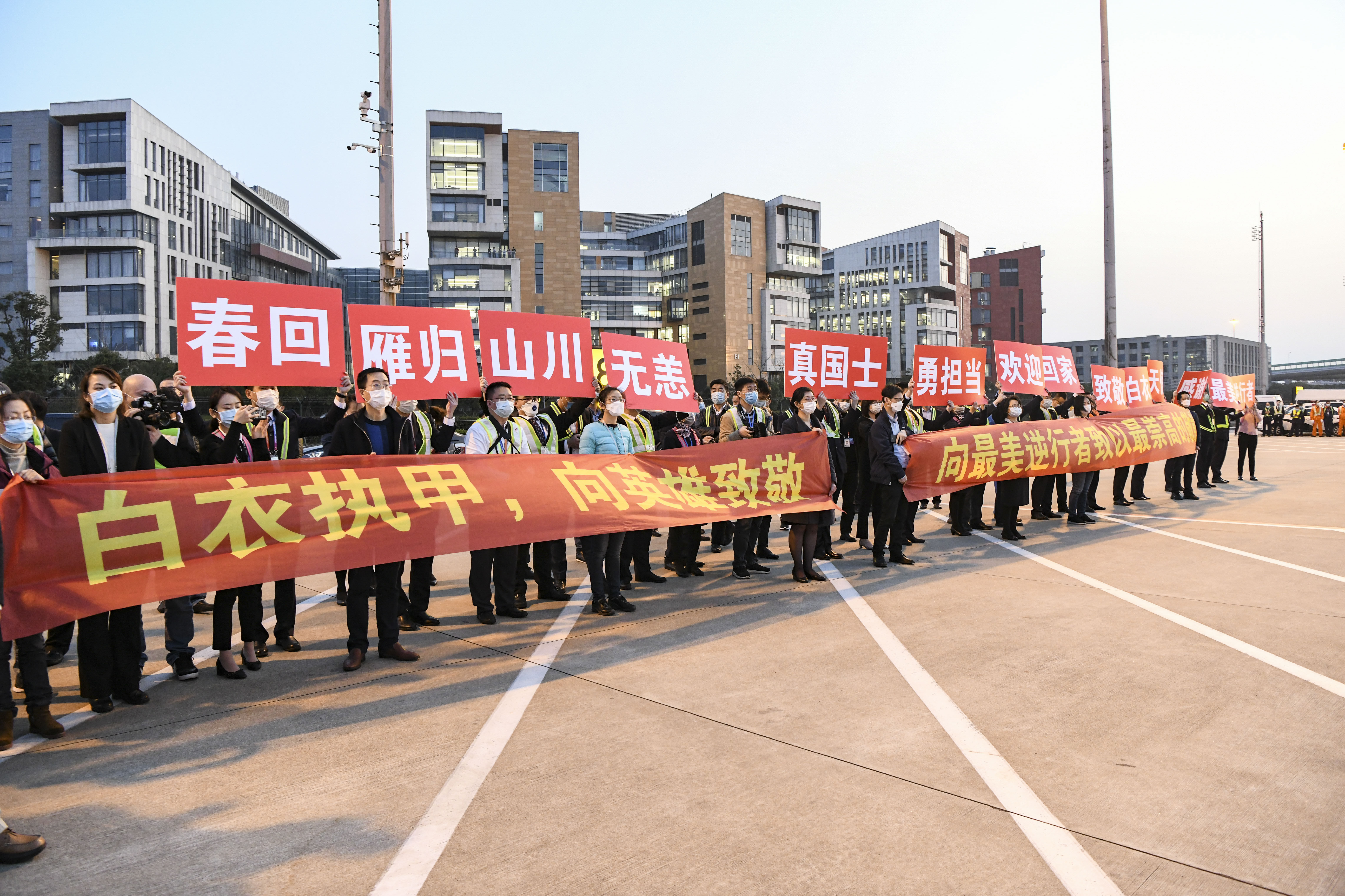  『书记』英雄归来！李强书记机场迎接上海援鄂医疗队首批返沪队员回家