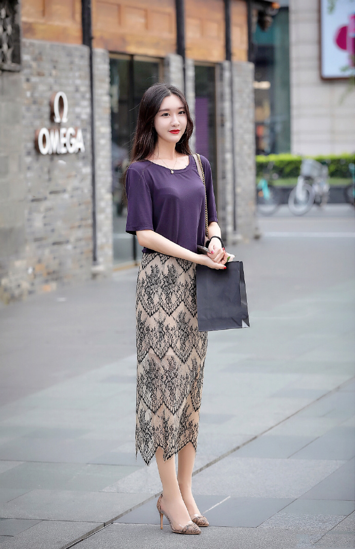 美女甜美的笑容，婀娜多姿身材，时尚精美的穿搭，真心很美！